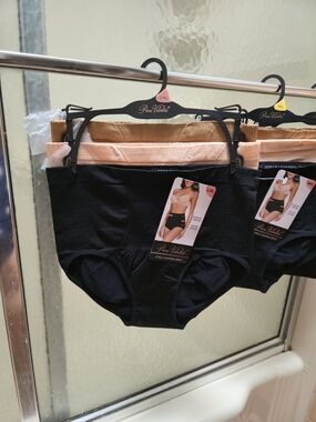 NWT Prima Valentina 3Pk Shaping Briefs. M/L. Multicolored. Seamless comfort. $35